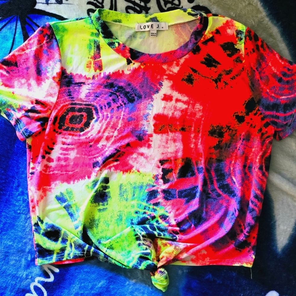 Short Sleeve LOVE J Tie Tye Crop Top Tee Size M